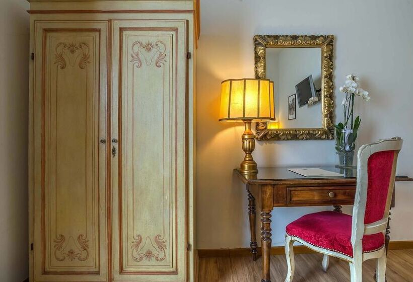 اتاق استاندارد سه نفره, Machiavelli Palace