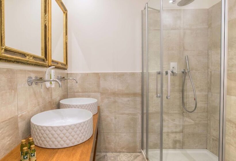 اتاق استاندارد چهار تخته, Machiavelli Palace