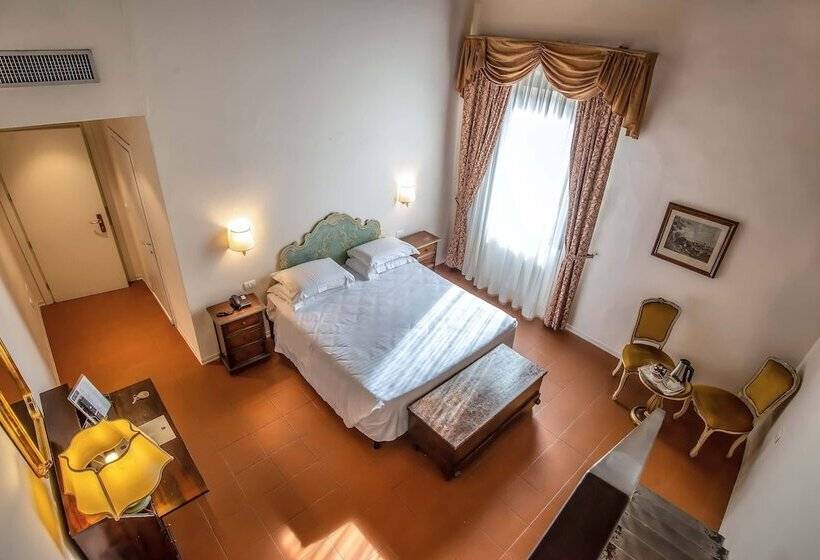 سوییت جونیور, Machiavelli Palace