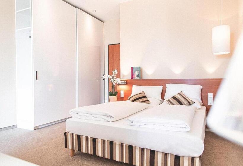 جناح جونيور, Plaza Hotel Hanau