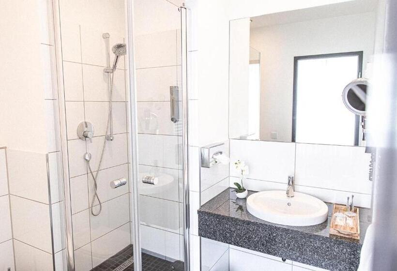 جناح جونيور, Plaza Hotel Hanau