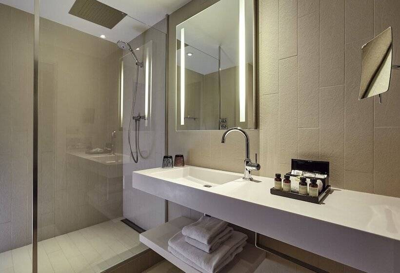 اتاق لوکس با چشم‌انداز, Pullman Paris La Defense