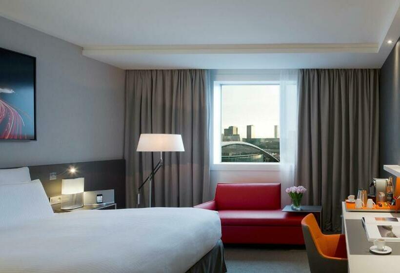 اتاق لوکس با چشم‌انداز, Pullman Paris La Defense