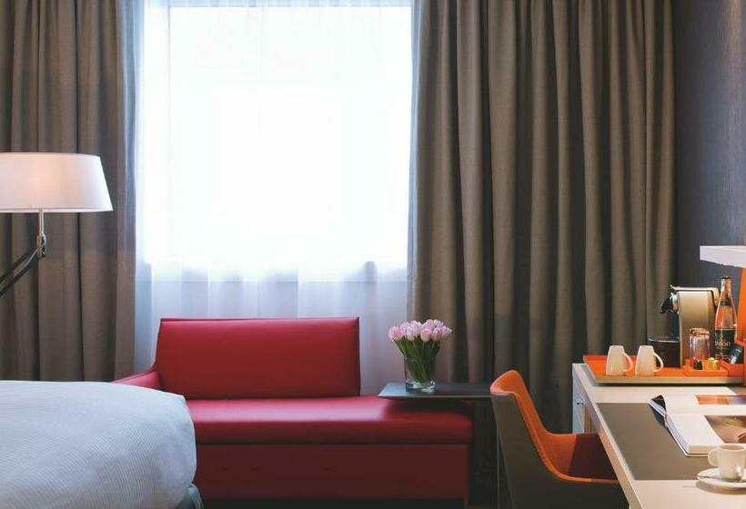 اتاق لوکس با چشم‌انداز, Pullman Paris La Defense