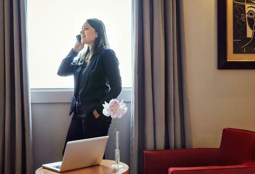 اتاق لوکس با چشم‌انداز, Pullman Paris La Defense