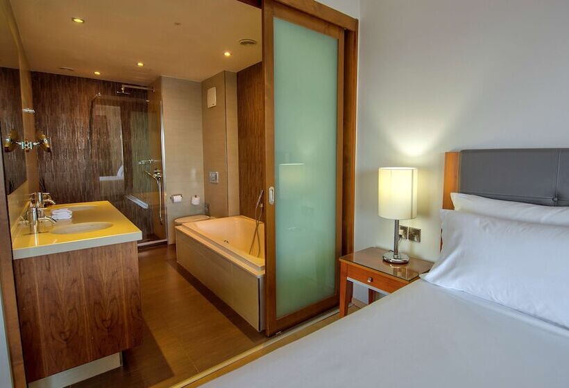 سوئیت پریمیوم با چشم‌انداز دریا, Radisson Blu Resort, Malta St. Julian S