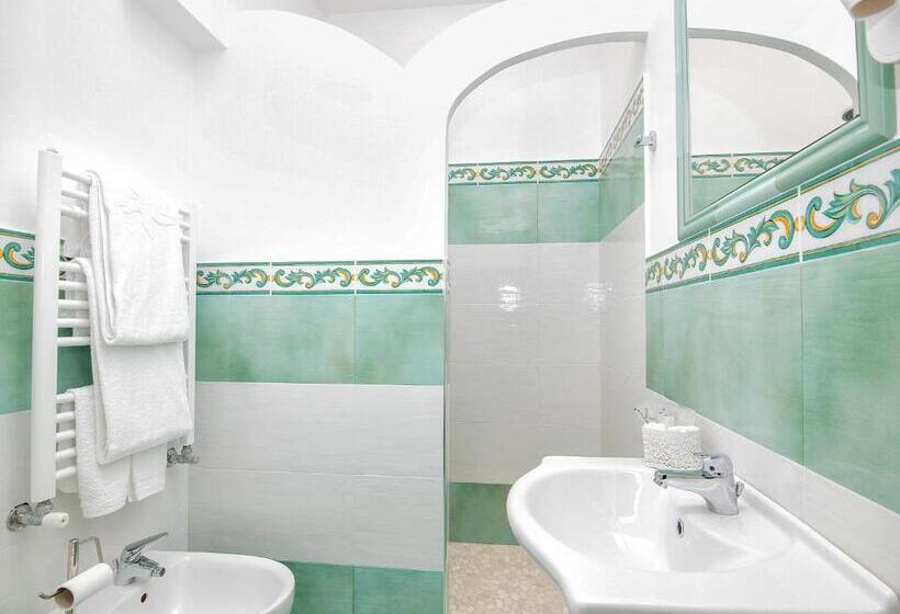 חדר סופריור נוף לים, O'lattariello