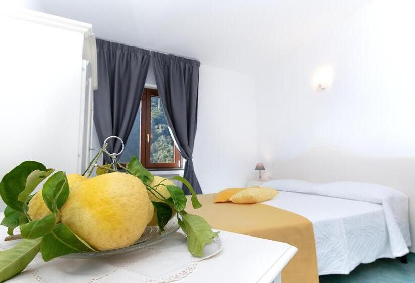 חדר דלוקס נוף לים, O'lattariello