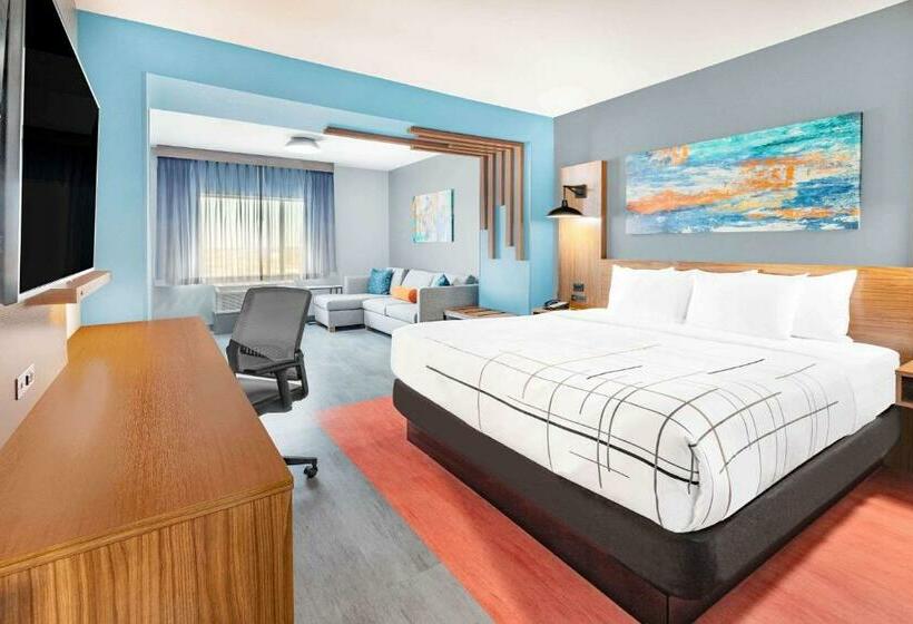 מיטת קינג בסוויטה, La Quinta Inn & Suites By Wyndham Fort Stockton Northeast