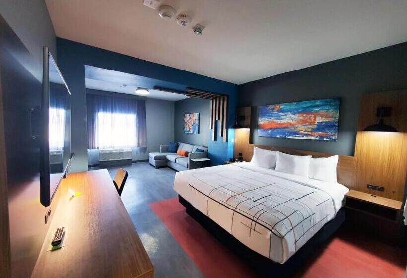 מיטת קינג בסוויטה, La Quinta Inn & Suites By Wyndham Fort Stockton Northeast