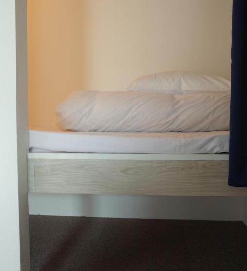 سرير فى غرفة مشتركه, Bnb+atami Resort