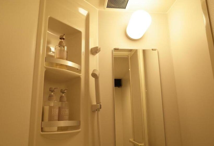 سرير فى غرفة مشتركه, Bnb+atami Resort