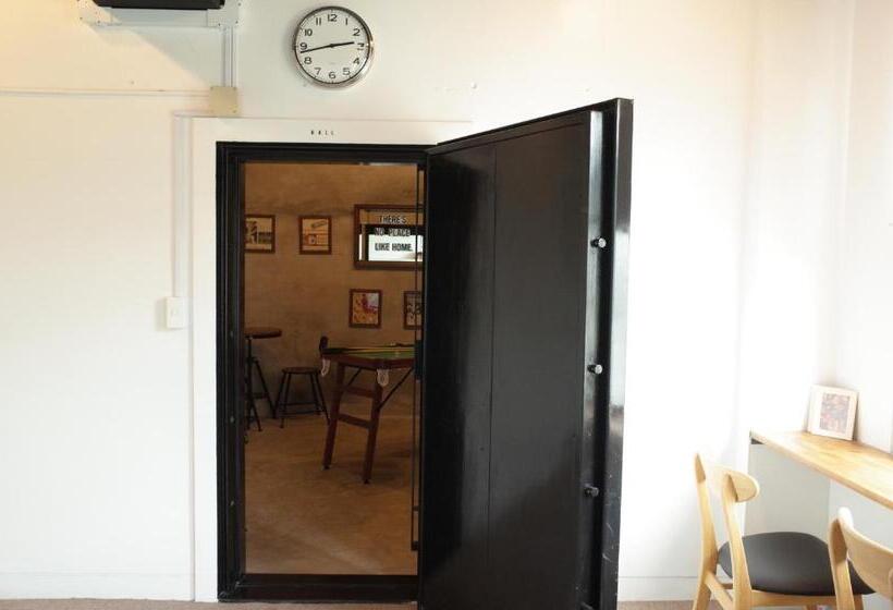 سرير فى غرفة مشتركه, Bnb+atami Resort