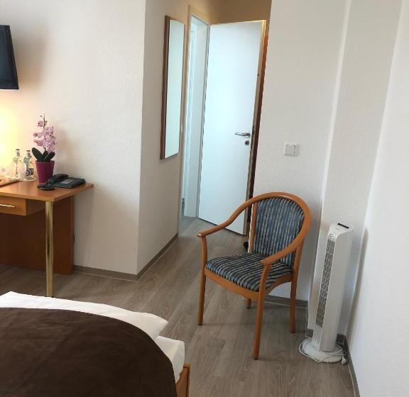 스탠다드 룸, Johann