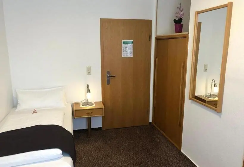 Standard Yhden Hengen Huone, Johann