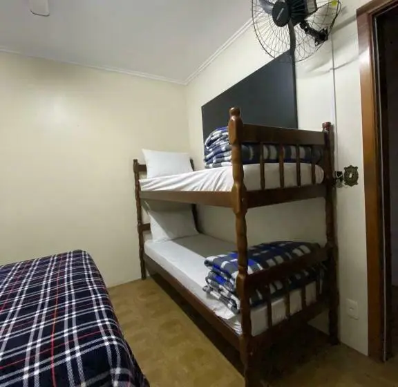 اتاق استاندارد چهارنفره با سرویس بهداشتی مشترک, Casa Do Rogerio Hostel   Unidade Shopping