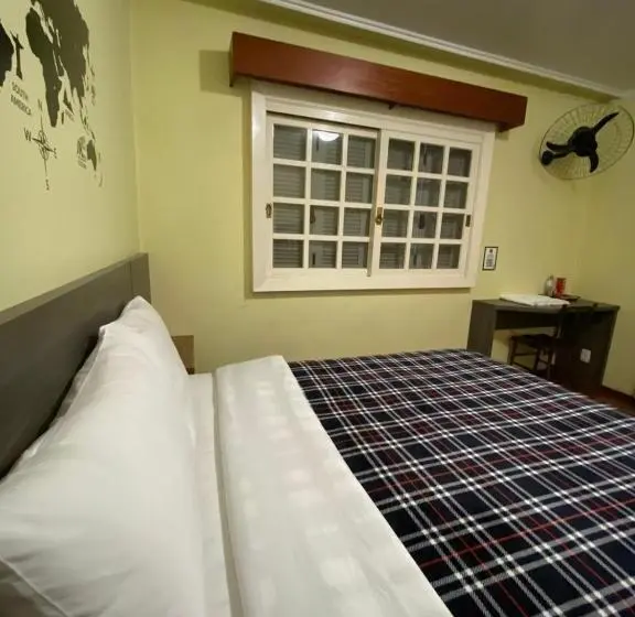 اتاق استاندارد چهارنفره با سرویس بهداشتی مشترک, Casa Do Rogerio Hostel   Unidade Shopping