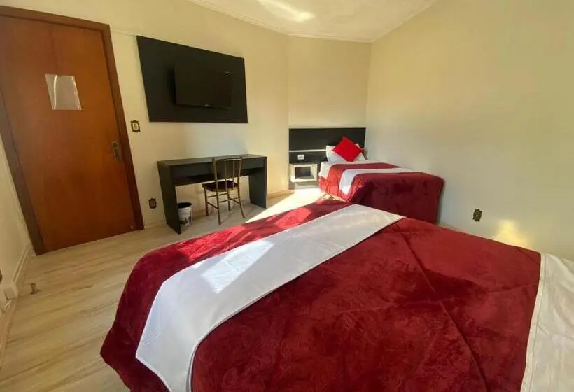 اتاق استاندارد سه تخته با سرویس بهداشتی مشترک, Casa Do Rogerio Hostel   Unidade Shopping
