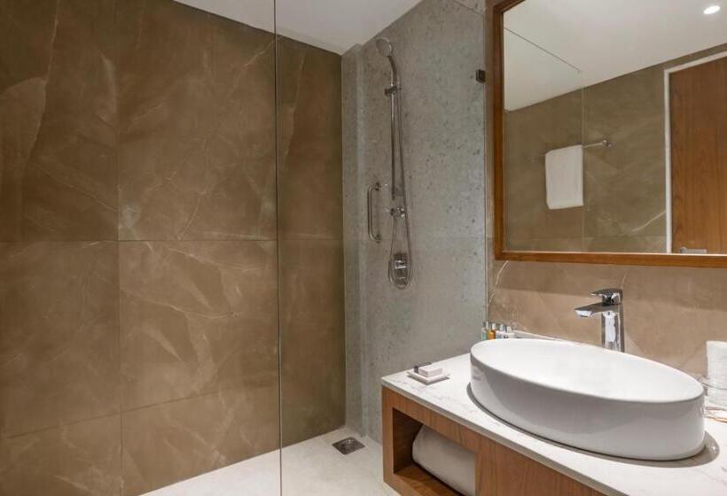 اتاق اجرایی با تخت بزرگ, Hawthorn Suites By Wyndham Dwarka