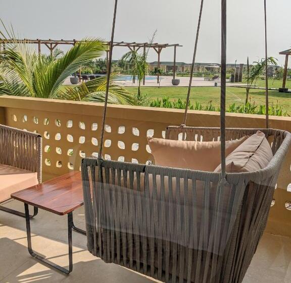 اتاق اجرایی با تخت بزرگ, Hawthorn Suites By Wyndham Dwarka