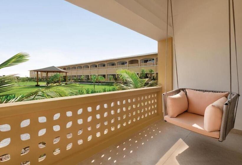 适合残疾人士使用的带超级大床的标准间, Hawthorn Suites By Wyndham Dwarka