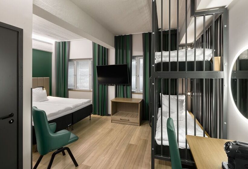 חדר משפחתי, Kakola