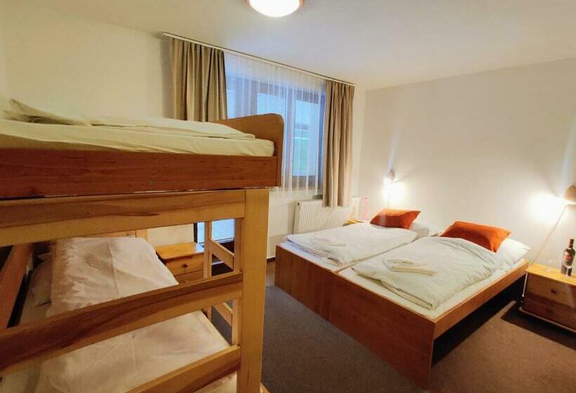 Pokój Czteroosobowy Standard, Bartoška