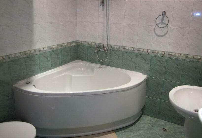 غرفة قياسية ثلاثية, Guest House Karov 2 Stars