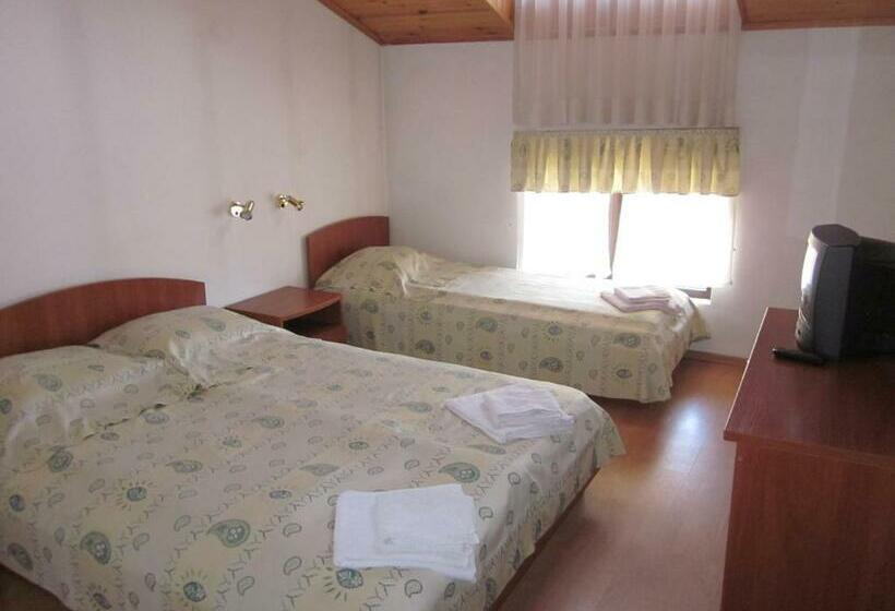 غرفة قياسية ثلاثية, Guest House Karov 2 Stars