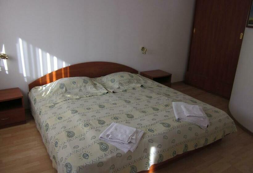 جناح, Guest House Karov 2 Stars