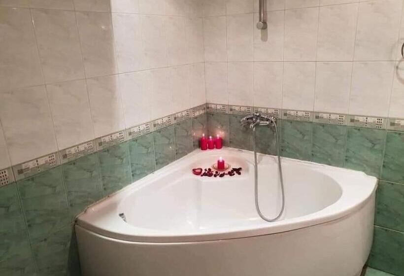 غرفة قياسية ثلاثية, Guest House Karov 2 Stars