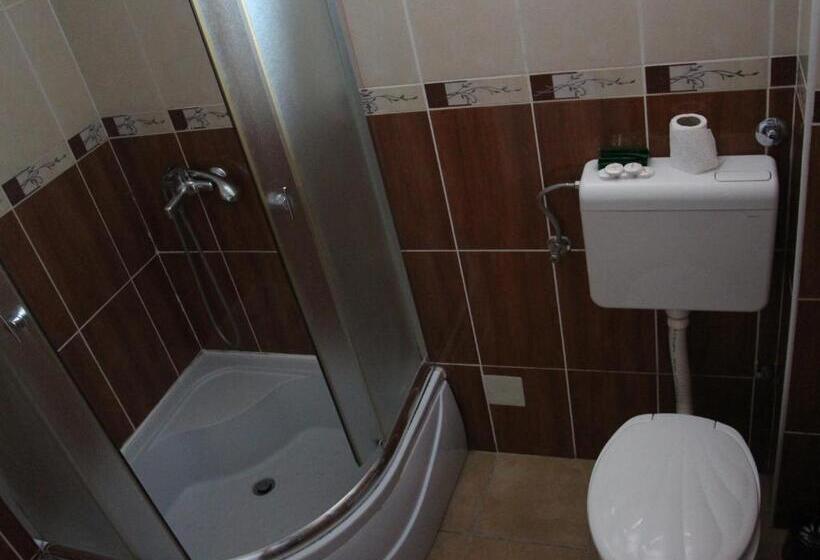 اتاق پنج‌تخته استاندارد, Hostel S
