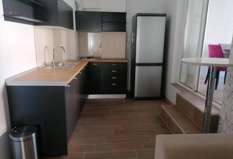 تختخواب در اتاق مشترک, Hostel Denica