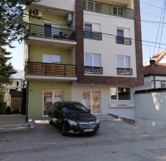 تختخواب در اتاق مشترک, Hostel Denica