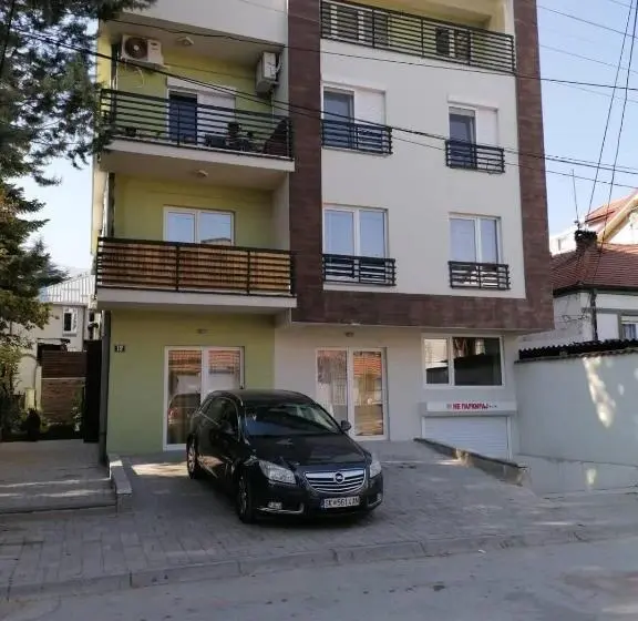تختخواب در اتاق مشترک, Hostel Denica