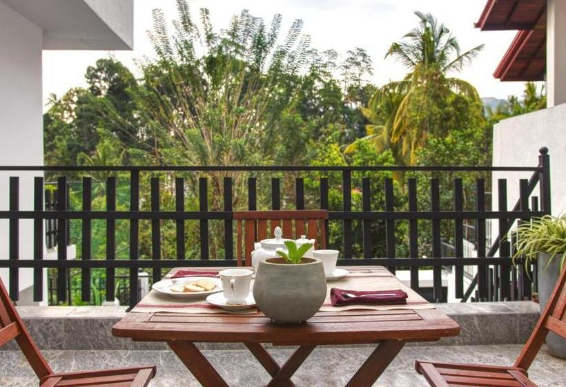 Standard Quadruple Room with Balcony, De Paris à Kandy