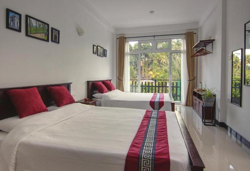 Standard Quadruple Room with Balcony, De Paris à Kandy