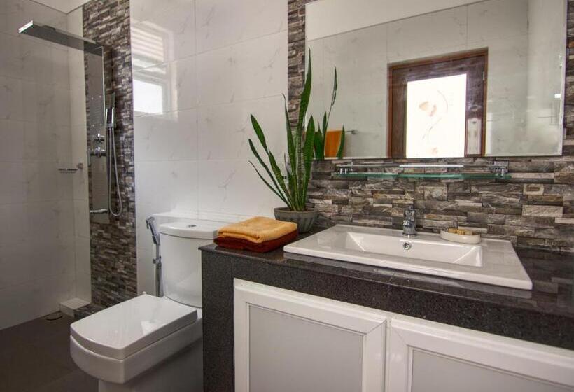 Standard Quadruple Room with Balcony, De Paris à Kandy