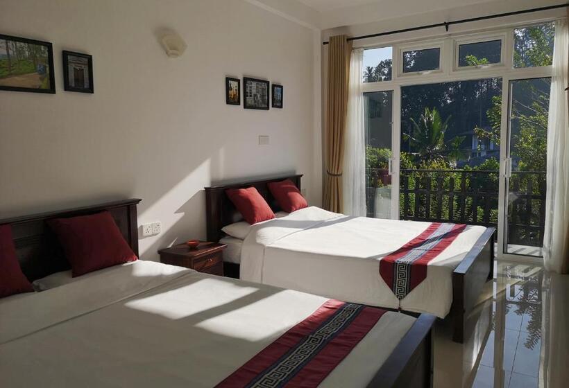 Standard Quadruple Room with Balcony, De Paris à Kandy