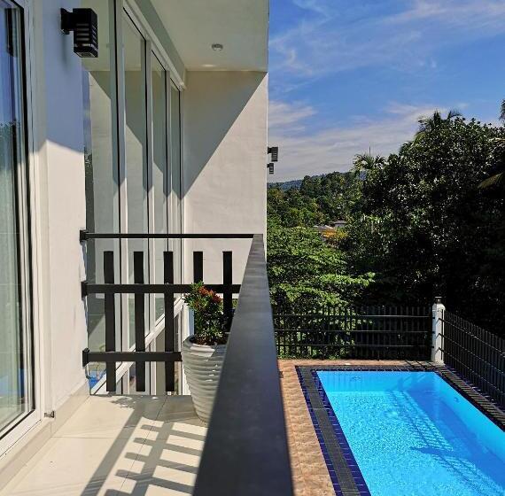 Standard Quadruple Room with Balcony, De Paris à Kandy