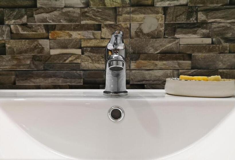 Standard Quadruple Room with Balcony, De Paris à Kandy