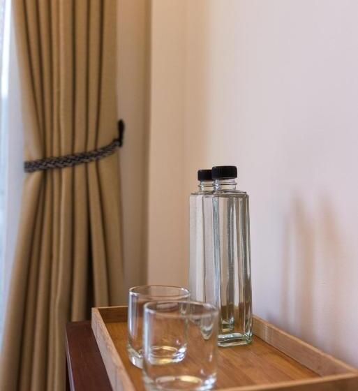 Standard Quadruple Room with Balcony, De Paris à Kandy