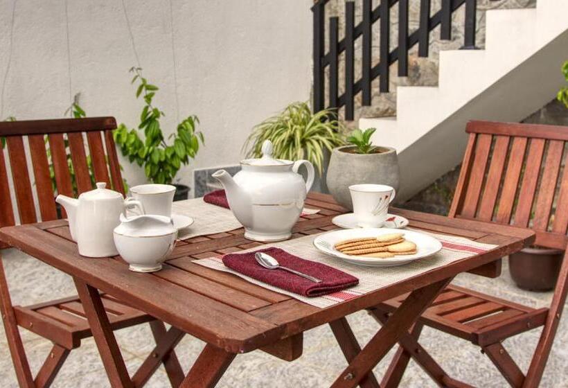 Standard Quadruple Room with Balcony, De Paris à Kandy