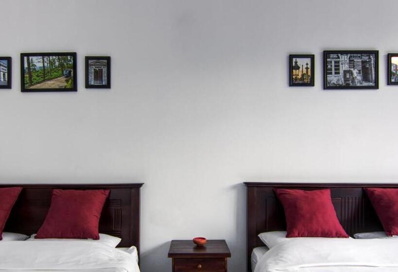 Standard Quadruple Room with Balcony, De Paris à Kandy