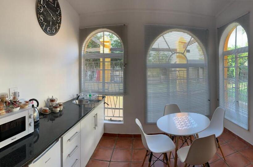 غرفة عائلية, One More Nap Self Catering