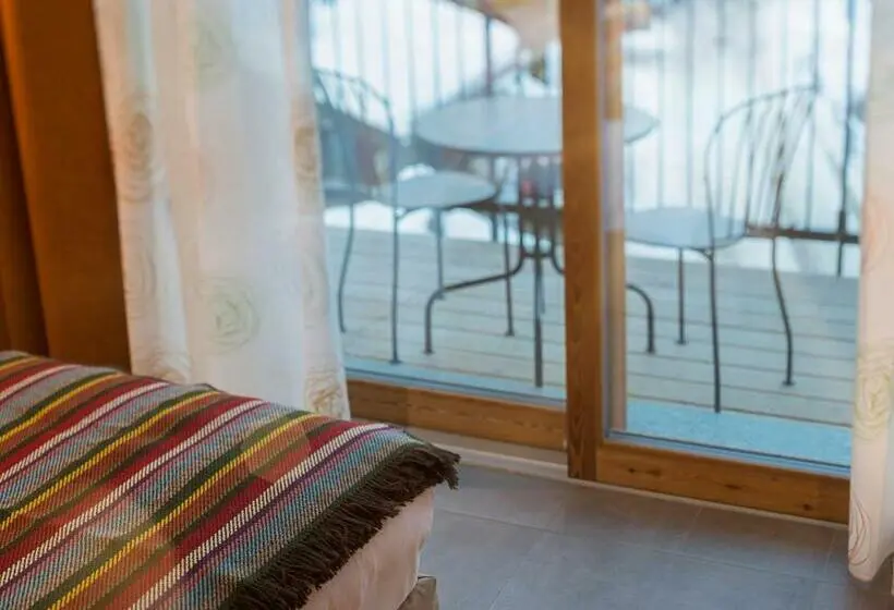 استودیوی استاندارد, Red Fox Lodge