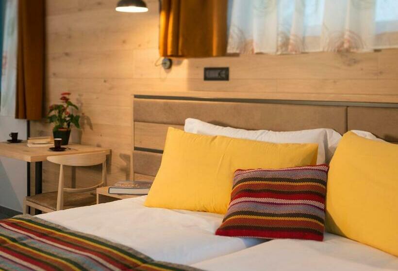 استودیوی استاندارد, Red Fox Lodge