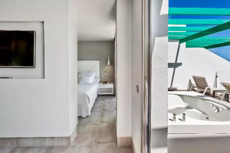 سوییت جونیور, Barcelo  Teguise Beach - Adults Only