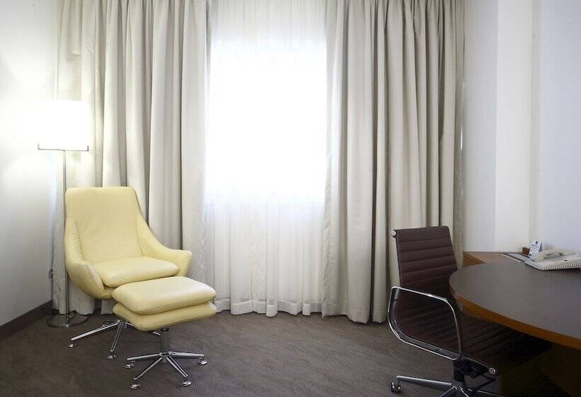 غرفه قياسيه سريرين مزدوجين, Novotel Canberra