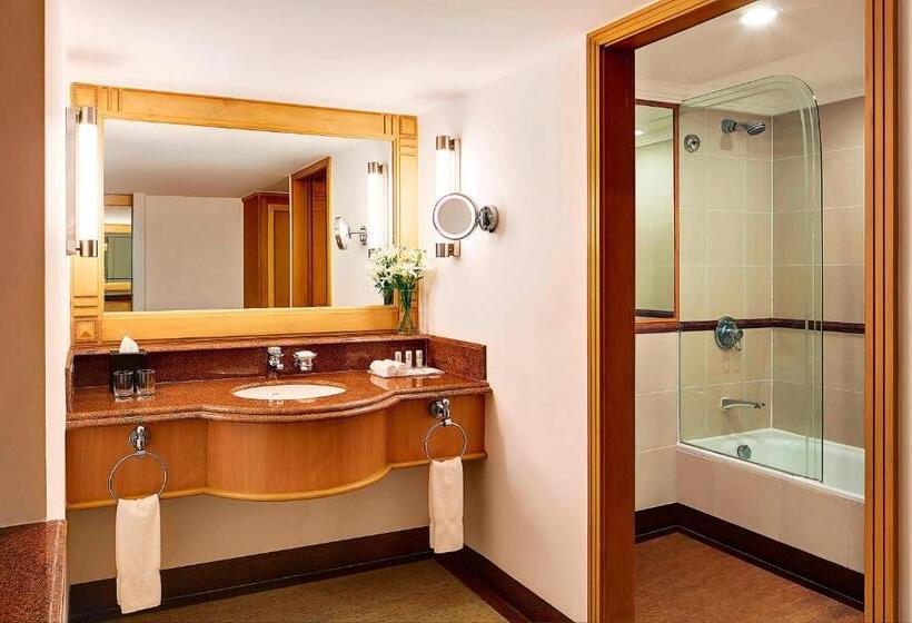 带大床的豪华间, Le Méridien Kochi